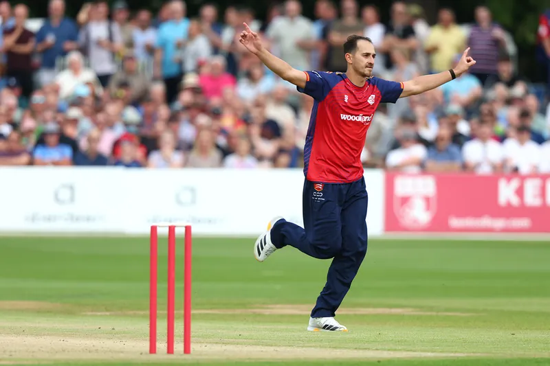 Essex Eagles and Derbyshire Falcons cricket match action