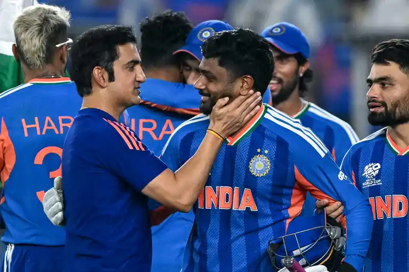 Gautam Gambhir discussing team strategy with players