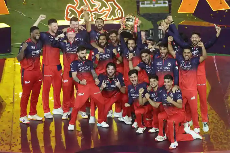 Virat Kohli celebrating after scoring a fifty in IPL final