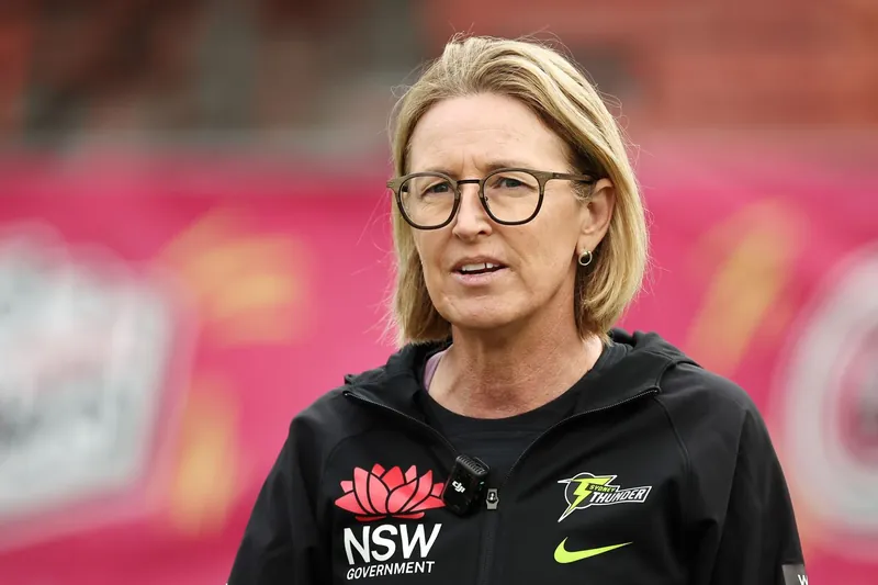 Lisa Keightley coaching Sydney Thunder team