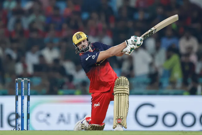 Tim David throwing an ice bag during an IPL match