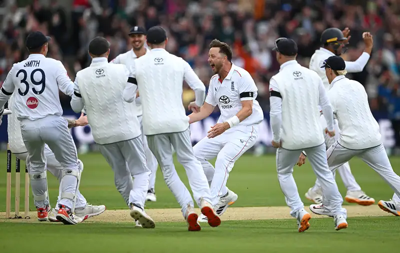 Ollie Robinson bowling during a cricket match against New Zealand