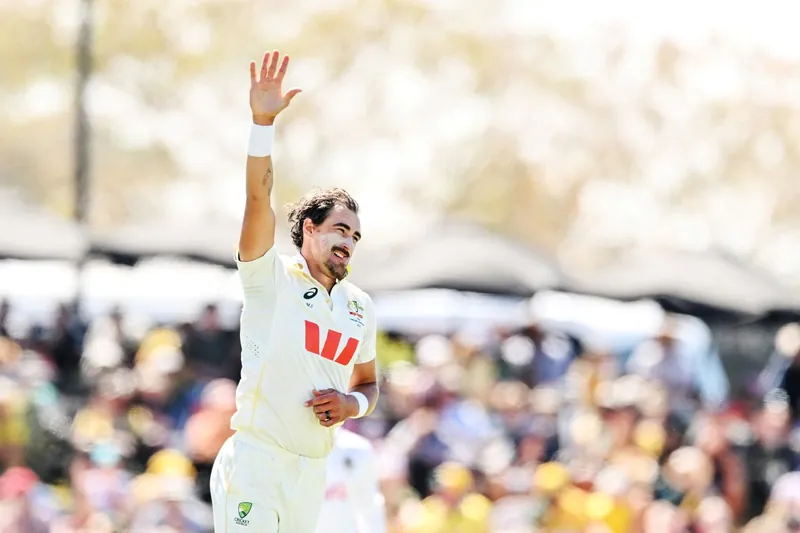 Cameron Green and Nathan Lyon batting during a cricket match