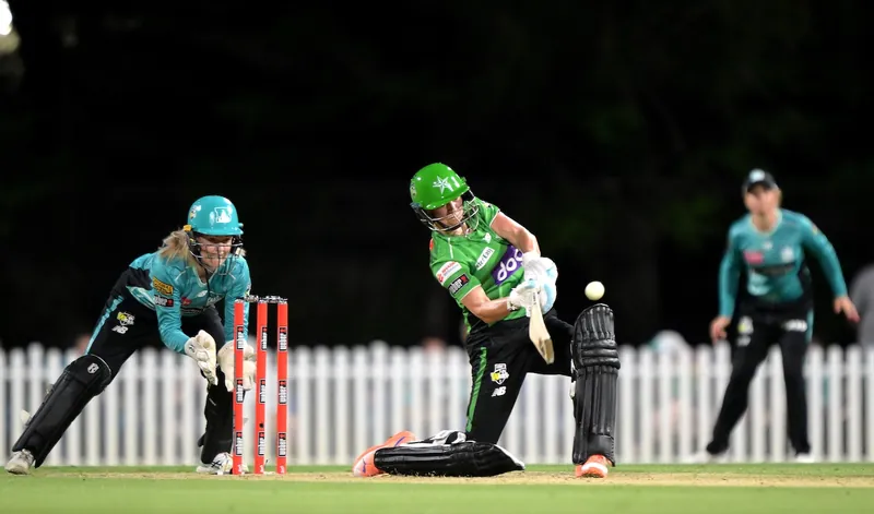 Marizanne Kapp playing cricket