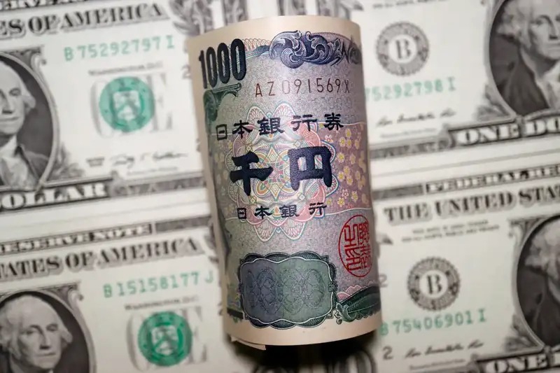 Japanese yen and US dollar currency notes